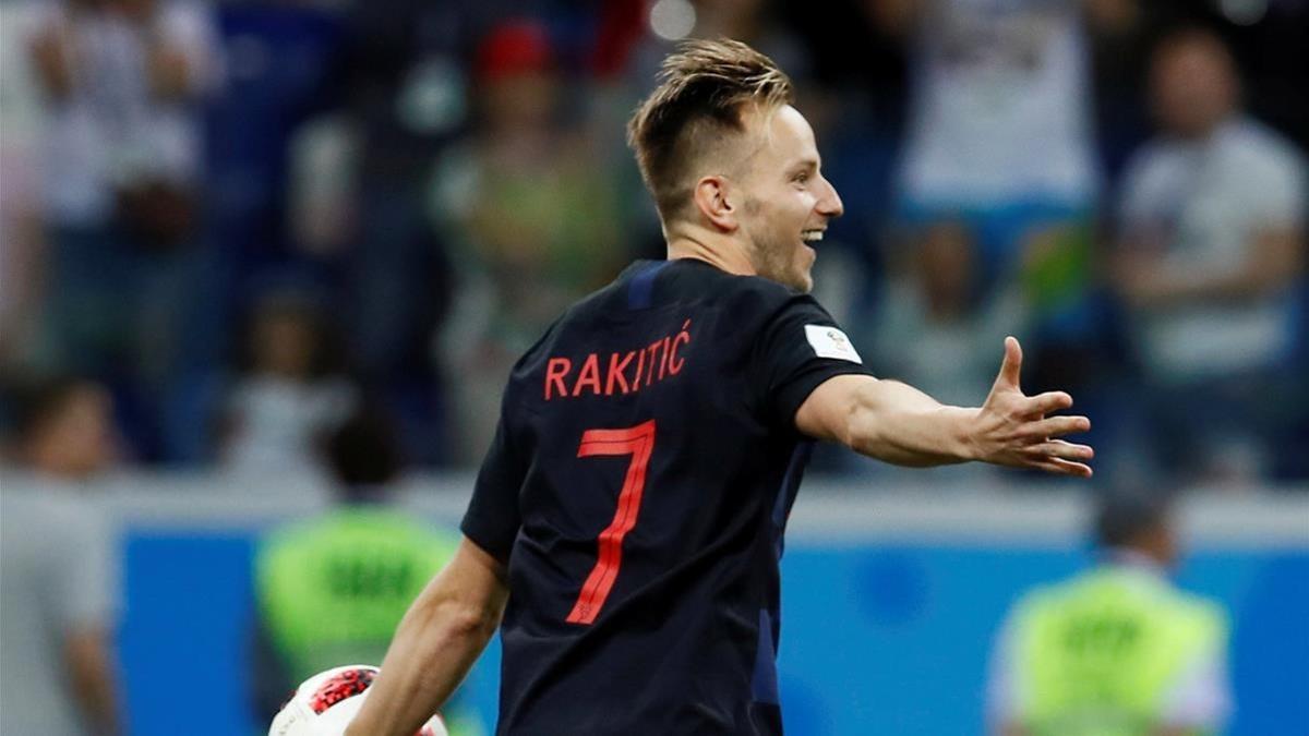 Iván Rakitic celebra el gol en el último penalti de la tanda.