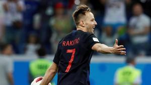 Iván Rakitic celebra el gol en el último penalti de la tanda.