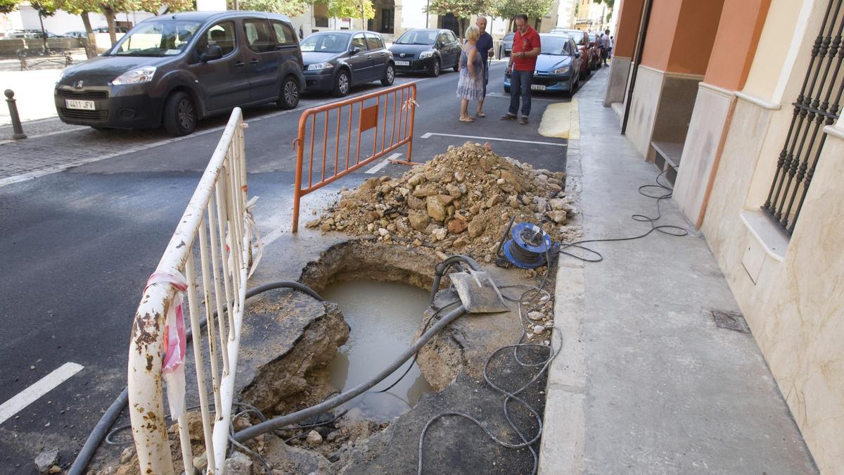 Imagen de otra rotura anterior de una tubería de agua potable en la calle Sant Pere de Xàtiva, en 2017.