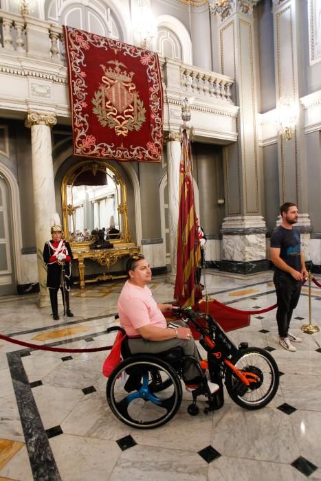 Visita a la Real Senyera en el Ayuntamiento