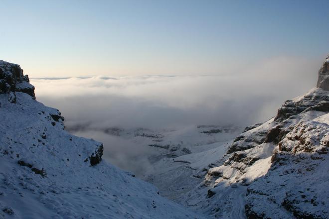 Montaña cubierta de nieve en Lesoto.