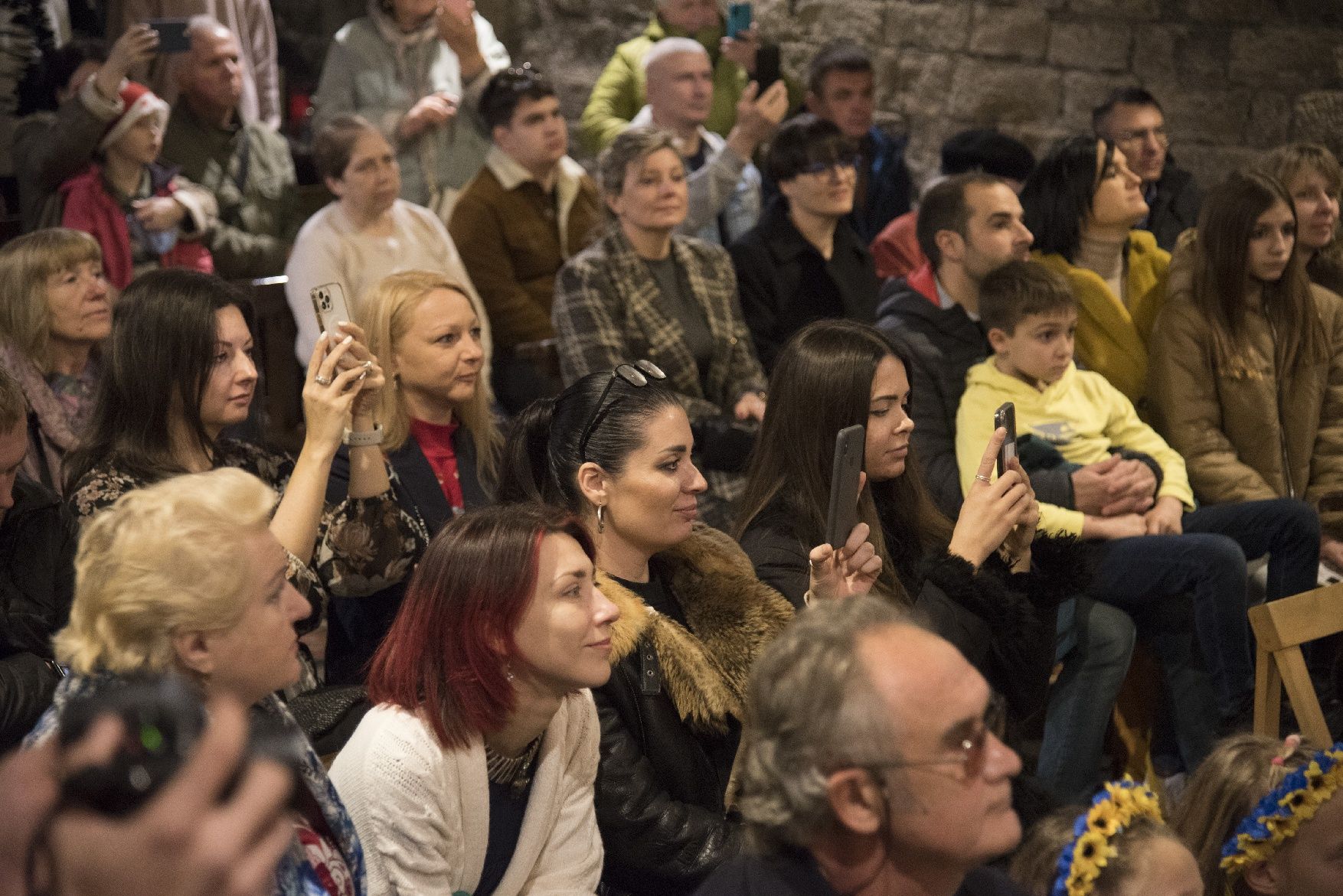 Les imatges de la celebració de centenars d'ucraïnesos al convent de Santa Clara