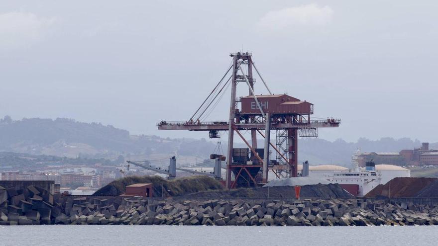 El Puerto de Gijón espera recuperar medio millón de toneladas de mineral de hierro en lo que queda de año
