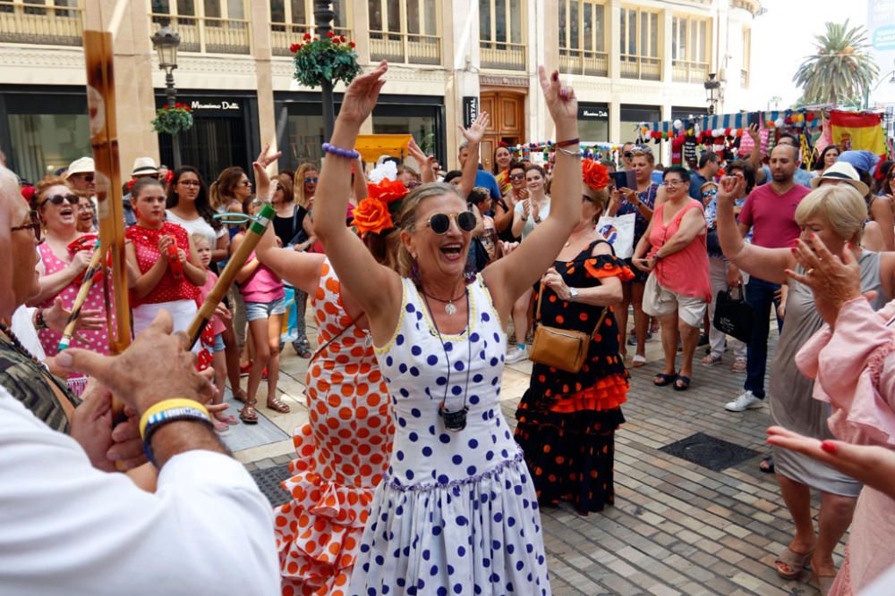 La Feria de Málaga cumple una semana de fiesta. Este miércoles, a pesar de los cielos encapotados y la sensación de bochorno, miles de personas se divierten por las calle del Centro Histórico de Málaga, en un ambiente quizá algo más desahogado de gente que otros días