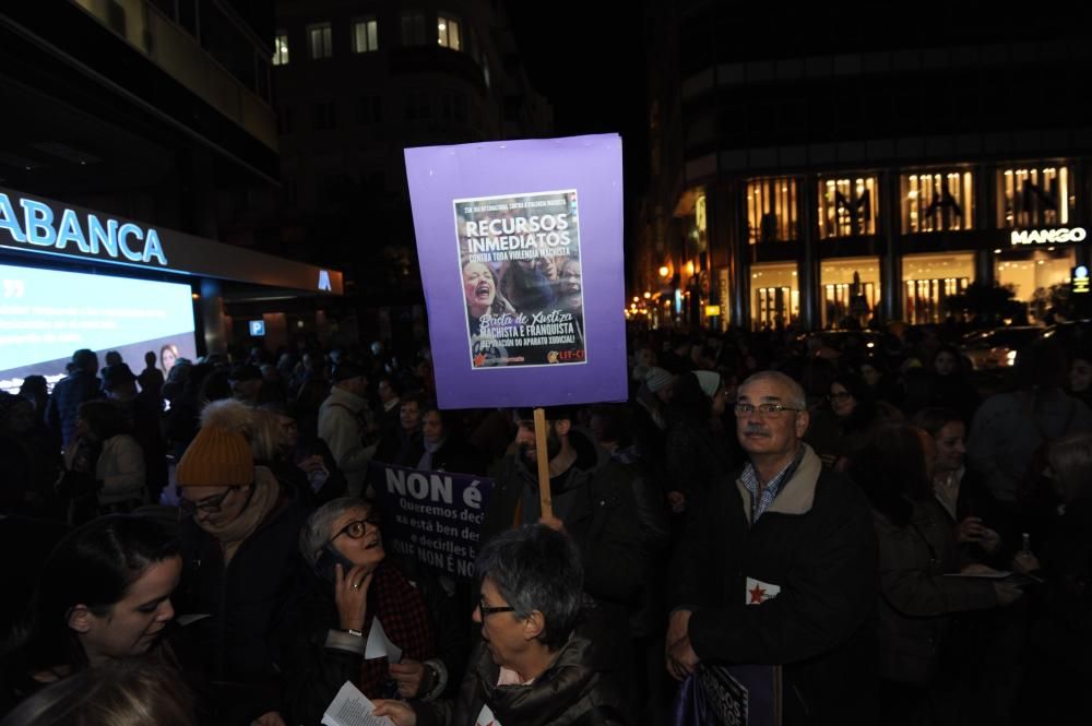 Los manifestantes han protagonizado entre consignas y pancartas una marcha quepartió del Obelisco y llegó hasta la plaza de Galicia.