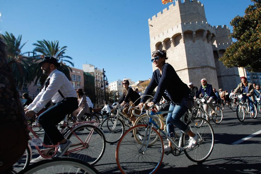 Encuentro de bicis antiguas y vestidos de época