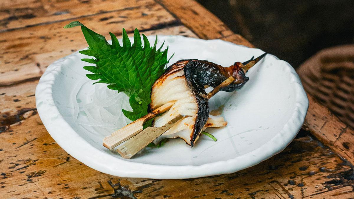 Bacalao negro salvaje de Alaska a la robata marinado en saikyo miso, del restaurante Robata.