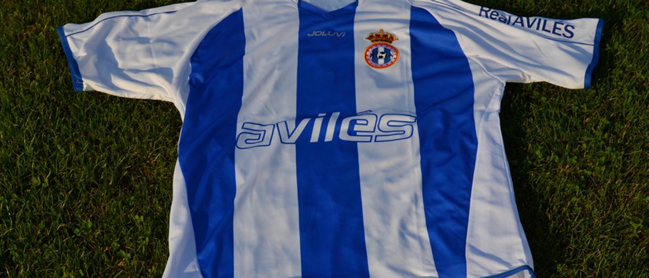 La camiseta de la primera equipación del Avilés.