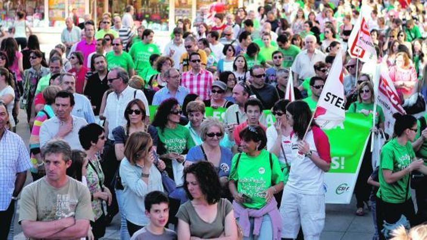 Manifestantes hacen su entrada en la plaza del Gobierno, punto de llegada de la protesta.