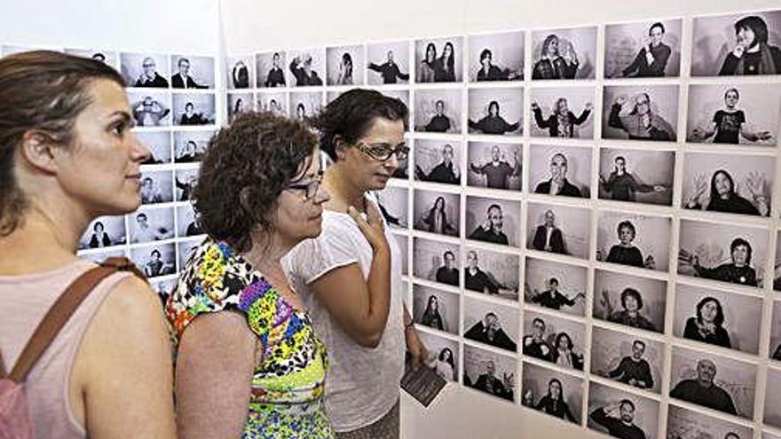 La instal·lació fotogràfica inclou 358 imatges de 170 participants
