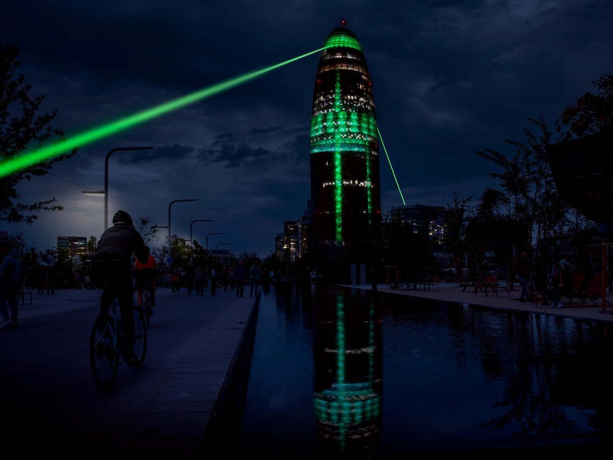 Simulación de la instalación Laser Faces que Antoni Arola prepara en la Torre Glòries para Llum BCN 2026.
