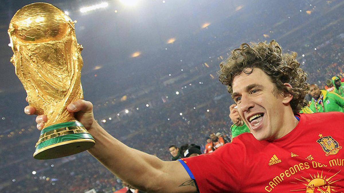 Carles Puyol, con el trofeo de la Copa del Mundo, tras ganar a Holanda en la final de Sudáfrica 2010