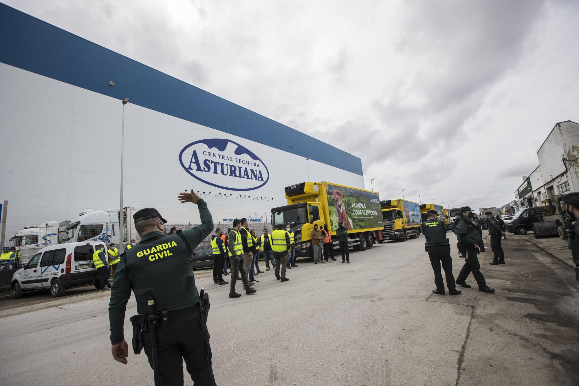 EN IMÁGENES: así está siendo el paro del transporte en Asturias