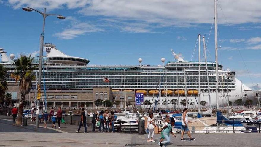 El &quot;Navigator of the Seas&quot;, ayer atracado en el Muelle de Trasatlánticos. // J. Lores