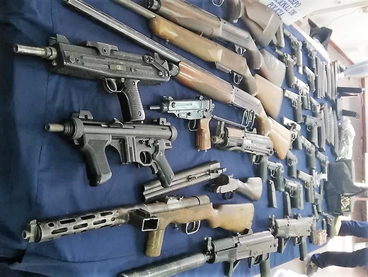 Catálogo de armas intervenidas en una operación contra el tráfico de drogas en San Roque (Cádiz) en 2018. Entre ellas hay varias AK-47, una de las armas preferidas por los narcos.