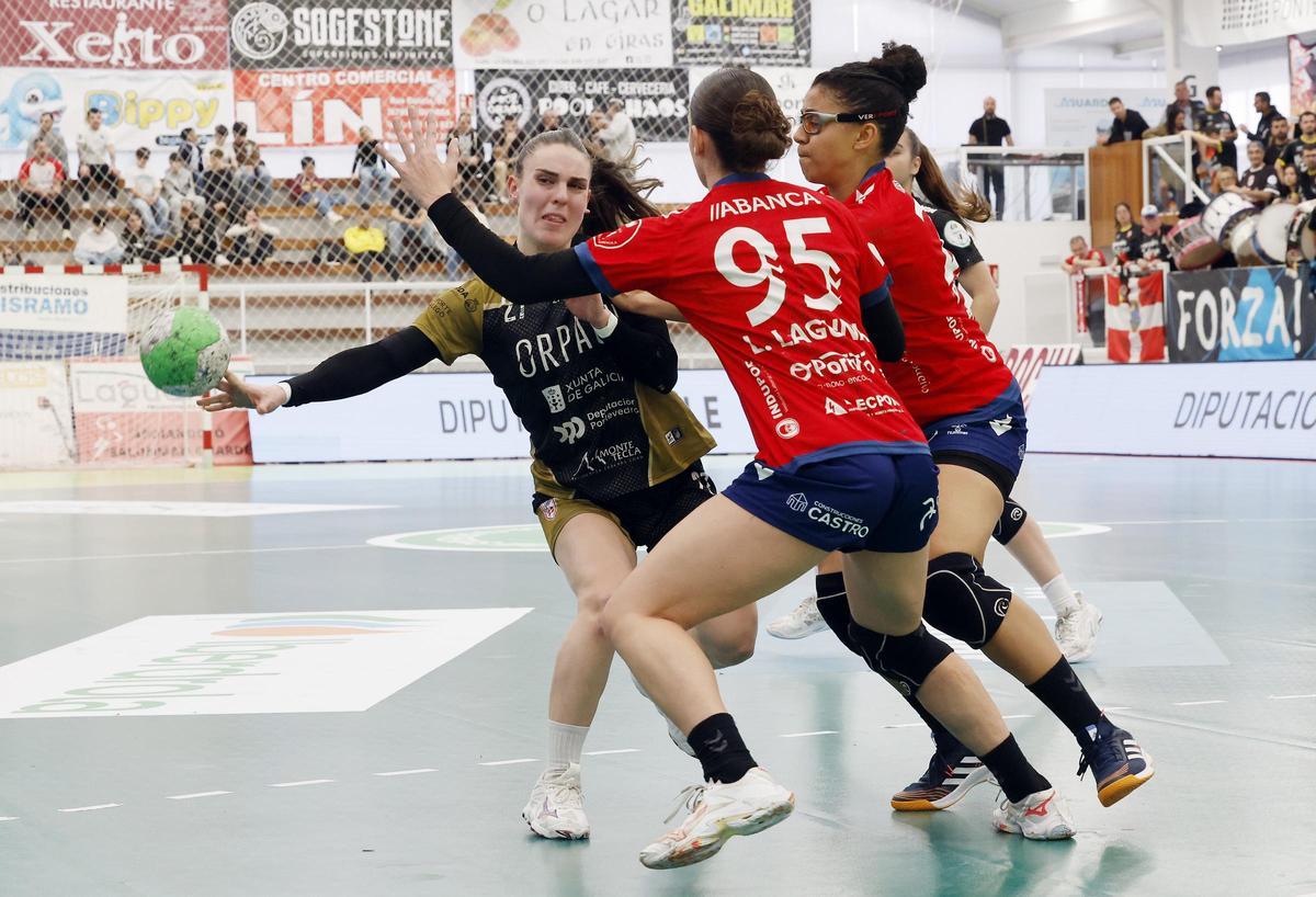 Derbi de balonmano entre el Mecalia Guardés y el Orbe Zendal Porriño, en imágenes