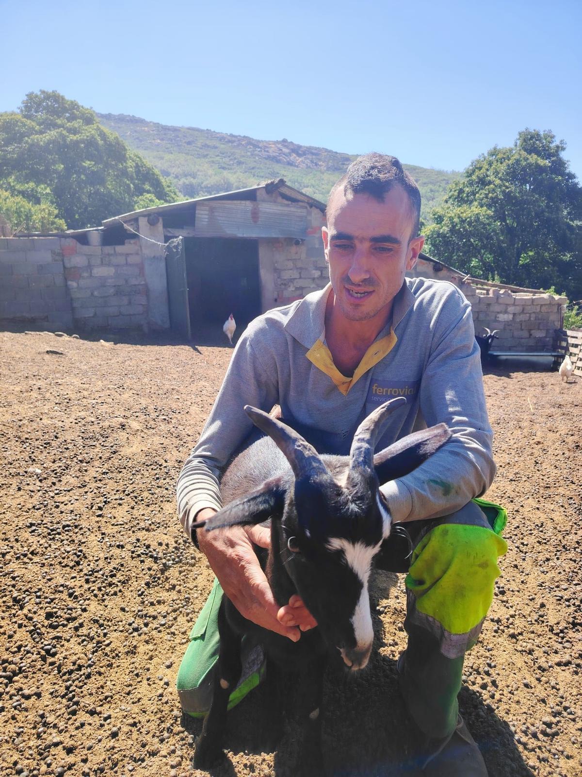 Jesús, con una de sus cabras.