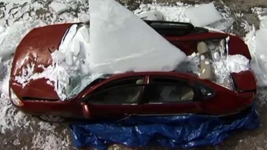 Un bloque de hielo aplasta un coche en Estados Unidos