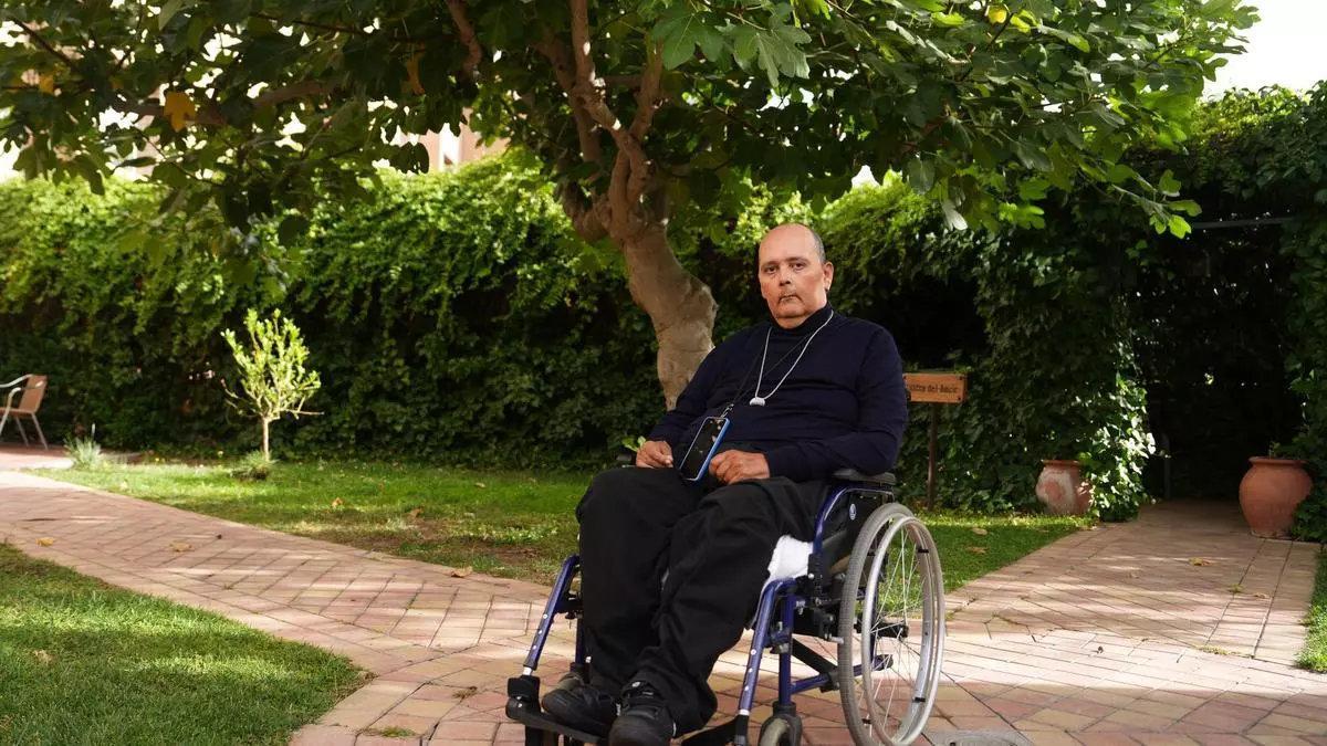 Javier Gallego, bajo la higuera del centro San Camilo de Tres Cantos.