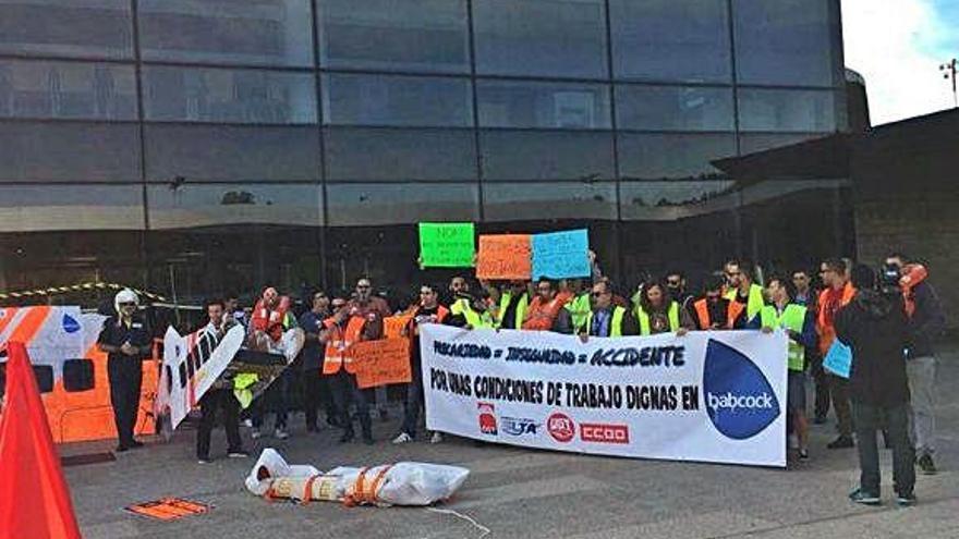 Trabajadores de salvamento durante la protesta en Alvedro.