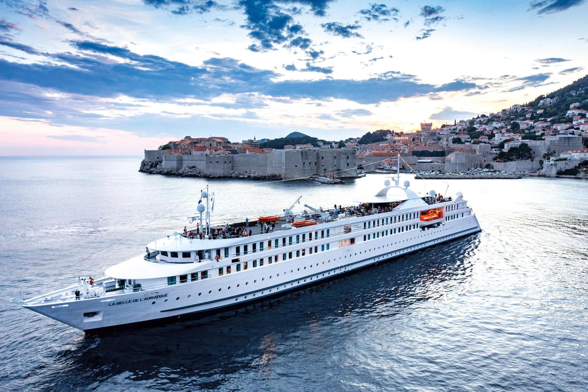 MS La Belle de l’Adriatique de CroisiEurope navegando frente a Dubrovnik.