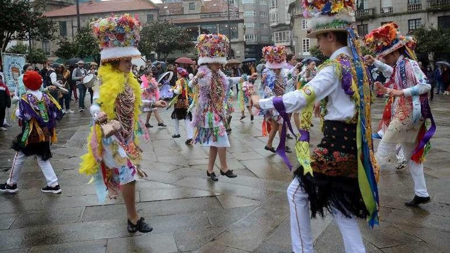 Madamas y galanes bailando, ayer, en A Ferrería. // Rafa Vázquez