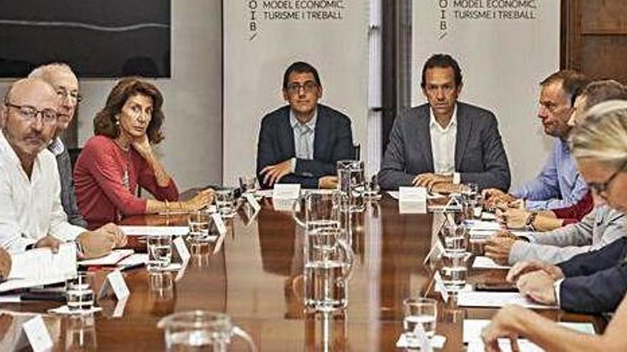 Representantes del Govern, de las organizaciones empresariales y de los sindicatos se reunieron ayer.