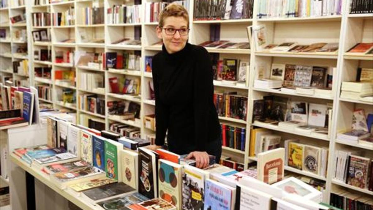 TERRITORIO 'INDIE' Laura Huerga, en Espai Contrabandos, rodeada de libros de editoriales independientes, como la suya, Raig Verd.