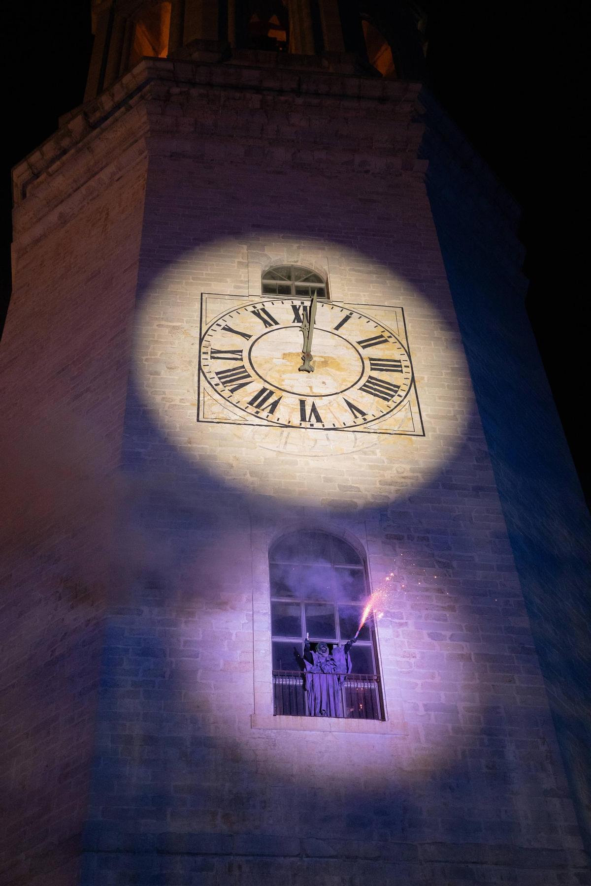Les imatges de les campanades a la plaça de la Catedral