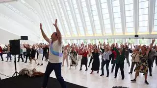 Unos 350 usuarios de los centros sociales de Oviedo celebran el Día de Europa en el Calatrava con baile y actividades para todas las edades