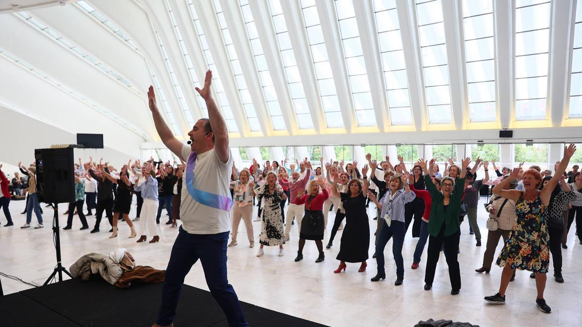 Amador Valdés marca el rirmo y convierte el Calatrava  en una gran pista de baile para celebrar la fiesta de los centros sociales