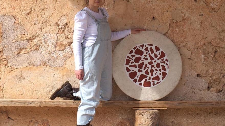 ¿Por qué hay ovejas en Mallorca con manchas rojas? La antigua tradición que una artesana convierte en arte