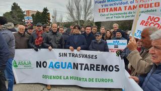 Cientos de regantes vuelven a pedir al Gobierno a las puertas de la Moncloa que no toque el Tajo-Segura