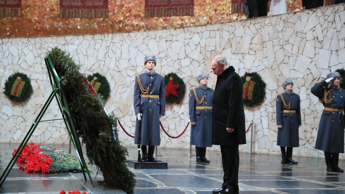 El presidente ruso, Vladímir Putin, durante un homenaje ante la Llama Eterna en el memorial de la Segunda Guerra Mundial, este jueves en Volgogrado.