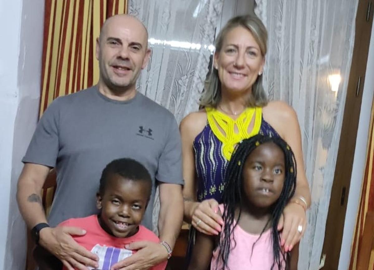 Ángel Parejo, delegado de Infancia Solidaria en Andalucía, y su mujer, Beatriz, con los niños Ony y Divine.