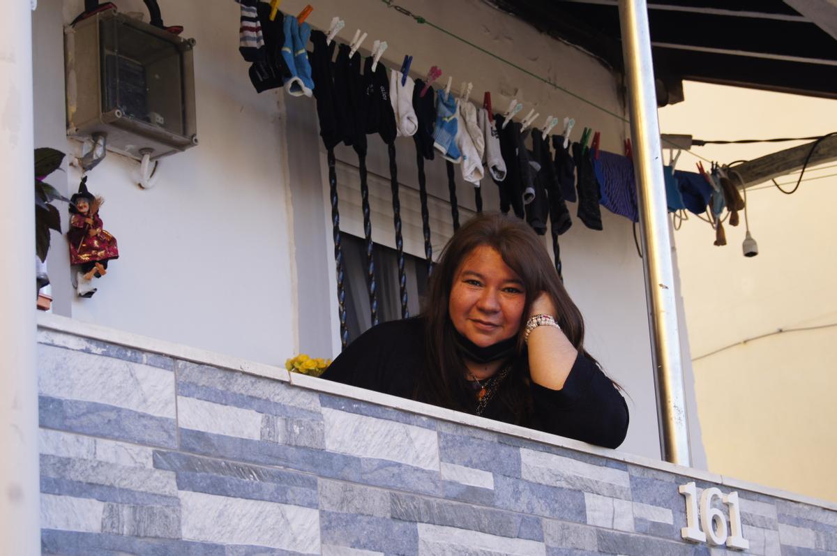 Conchi Novoa, en el porche de su casa de Masustegui, que heredó de sus padres.