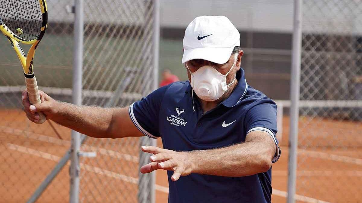 Die Akademie von Rafael Nadal hat die Vorschriften verschärft. Toni Nadal trainiert mit Mundschutz.