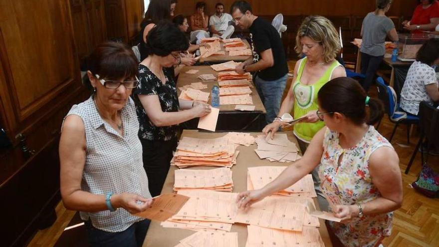 Recuento del voto exterior ayer en la Audiencia Provincial de Pontevedra. // Rafa Vázquez