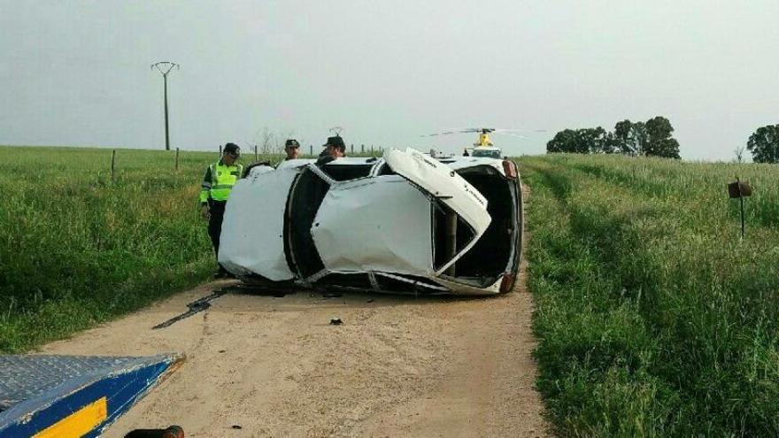 El coche se salió en una pista rural.