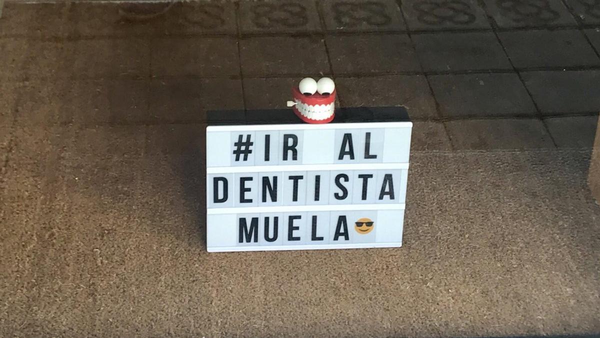 Cartel en un dentista.
