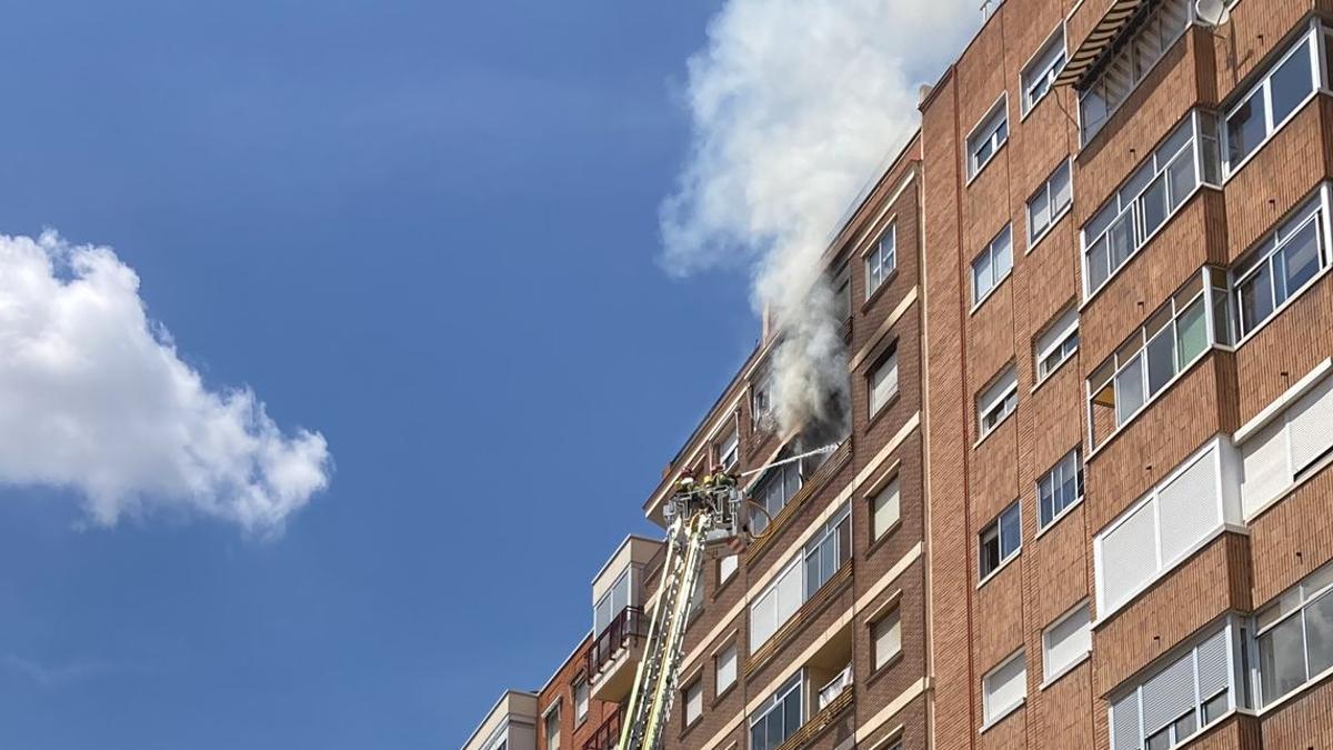 Bomberos en el lugar del suceso.