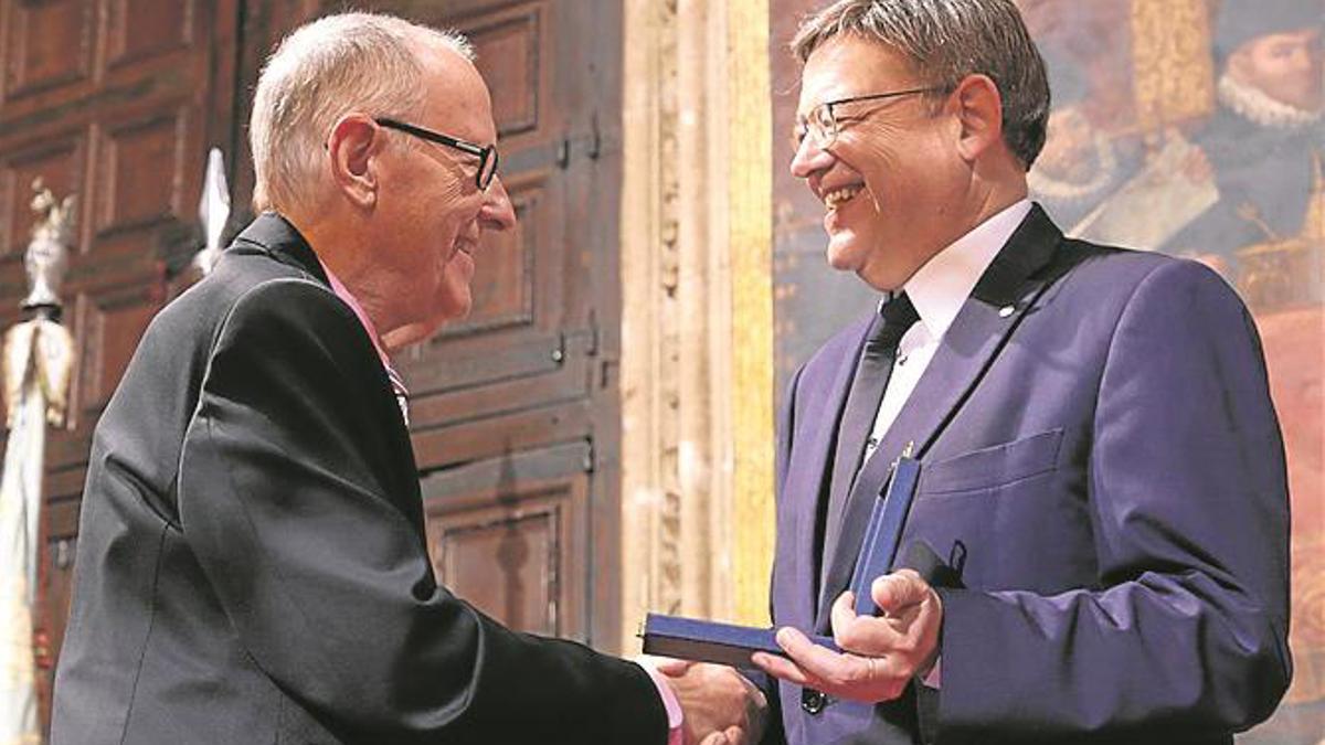 Quique va rebre el premi al Mèrit Cultural de mans del President Ximo Puig