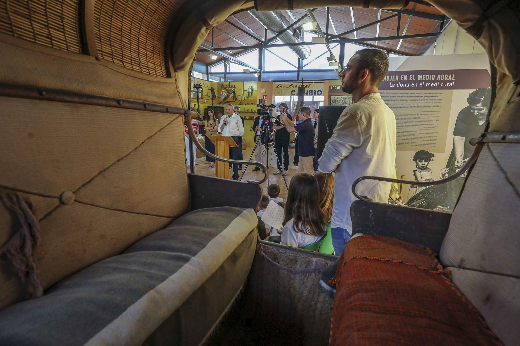 Niños con alma de guia turistica en el museo de pusol Elche