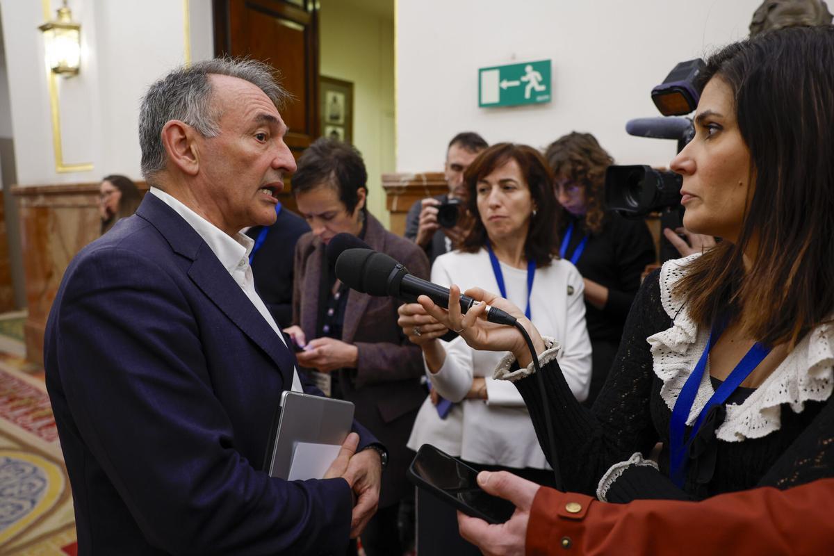 El diputado de IU y portavoz adjunto de Sumar, Enrique Santiago, atiende a los medios en los pasillos del Congreso.