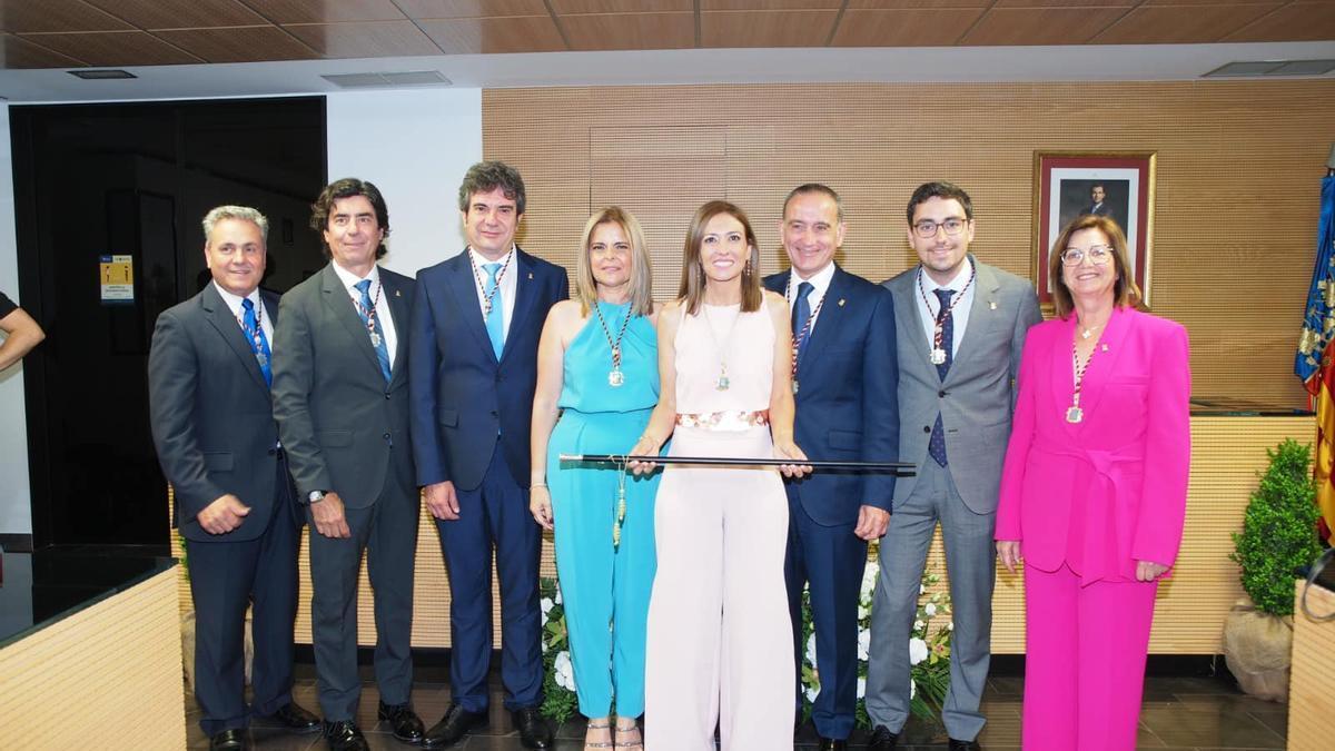 Los ocho concejales del PP de Almassora que se reparten las delegaciones de gobierno.
