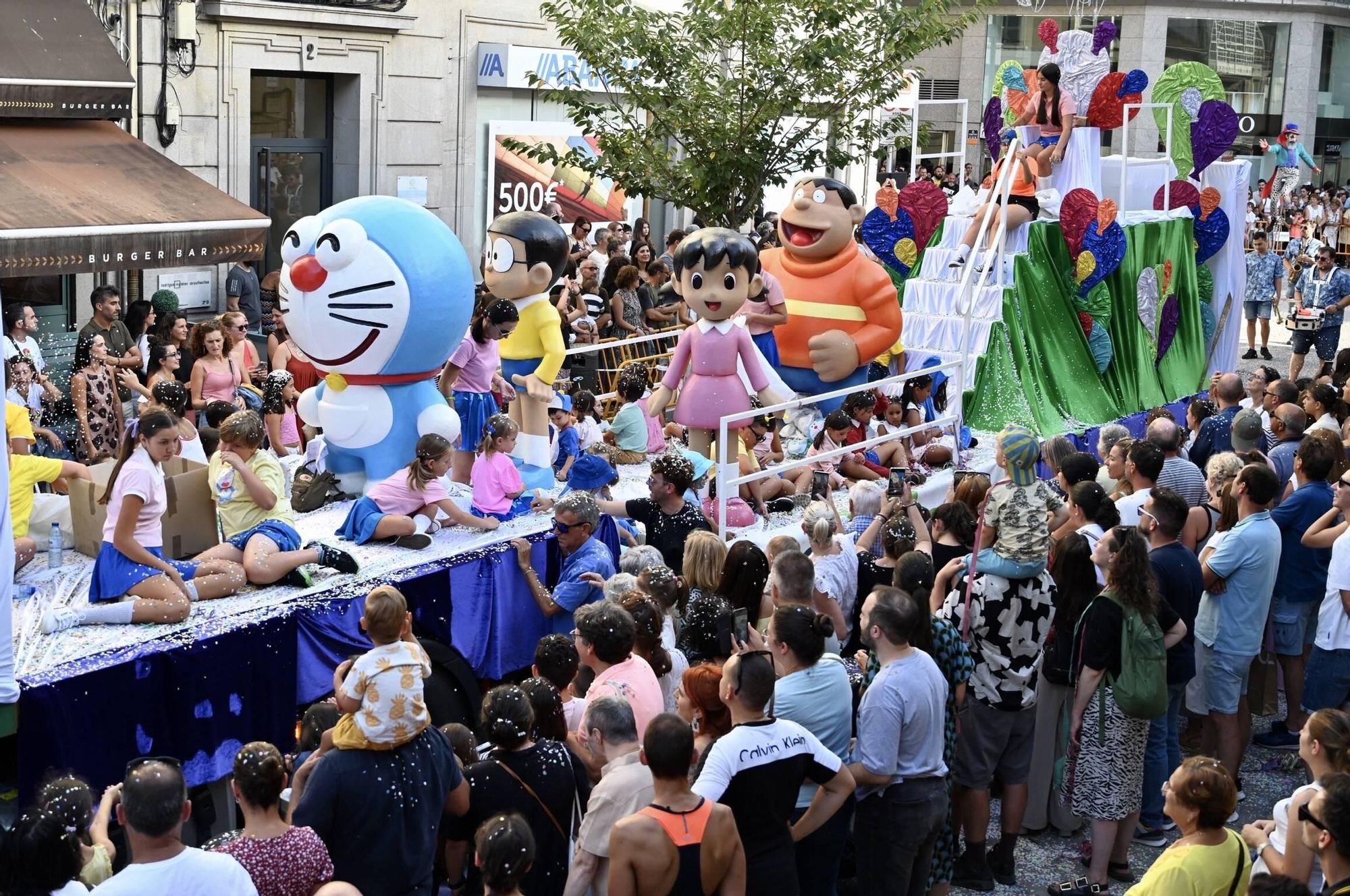 La Pontevedra más floreada desfila en su batalla del verano