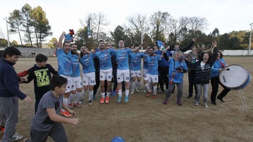 Jugadores del Seixalbo celebrando su ascenso. // J.Regal