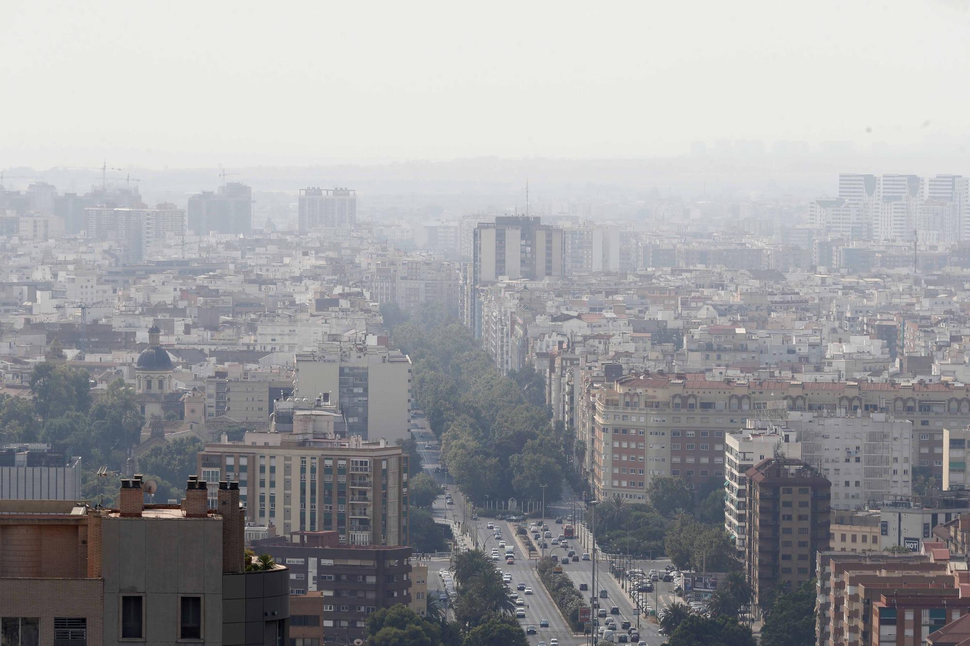 El humo de los incendios de Bejís y Vall d'Ebo ya se ve desde València ciudad