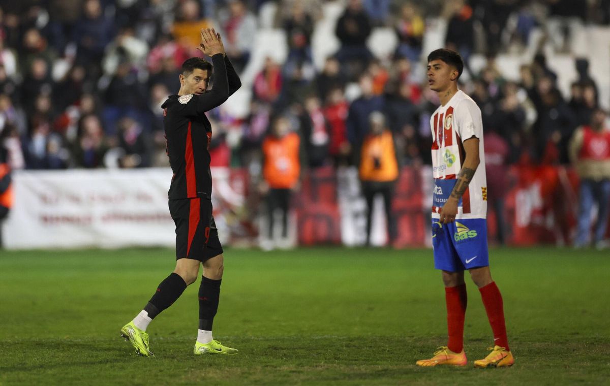 Lewandowski aplaude al público de Barbastro al ser sustituido tras marcar dos goles en la Copa.