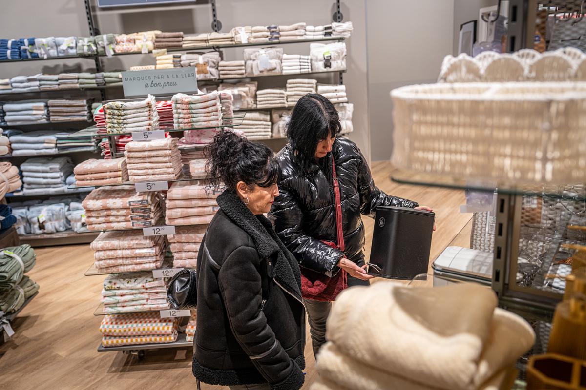 Furor y ofertas en el estreno de la primera tienda en Barcelona del outlet de grandes marcas TK-Maxx